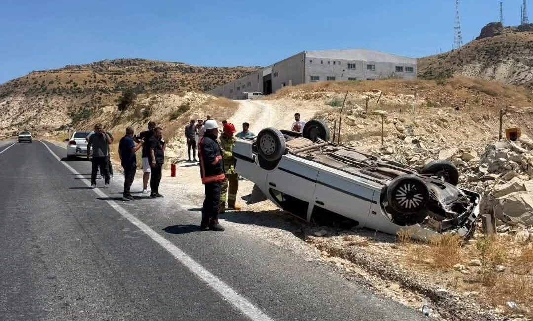 Mardin’in Mazıdağı ilçesinde bir otomobilin sürücüsü direksiyon hakimiyetini kaybetti ve