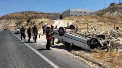 Mardin’in Mazıdağı ilçesinde bir otomobilin sürücüsü direksiyon hakimiyetini kaybetti ve