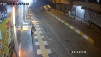 Mardin’in Kızıltepe ilçesinde bir otomobil refüje çarparak takla attı ve