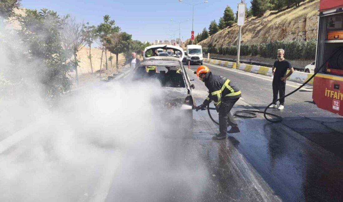 Mardin’de seyir halindeki bir araçta meydana gelen yangın, itfaiye ekipleri