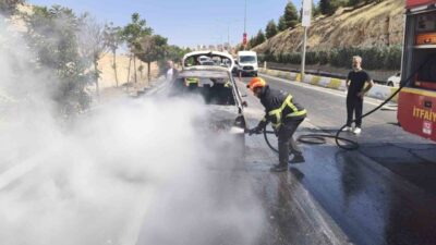 Mardin’de seyir halindeki bir araçta meydana gelen yangın, itfaiye ekipleri