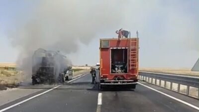 Mardin’in Nusaybin ilçesinde seyir halindeki bir tanker alevlere teslim oldu