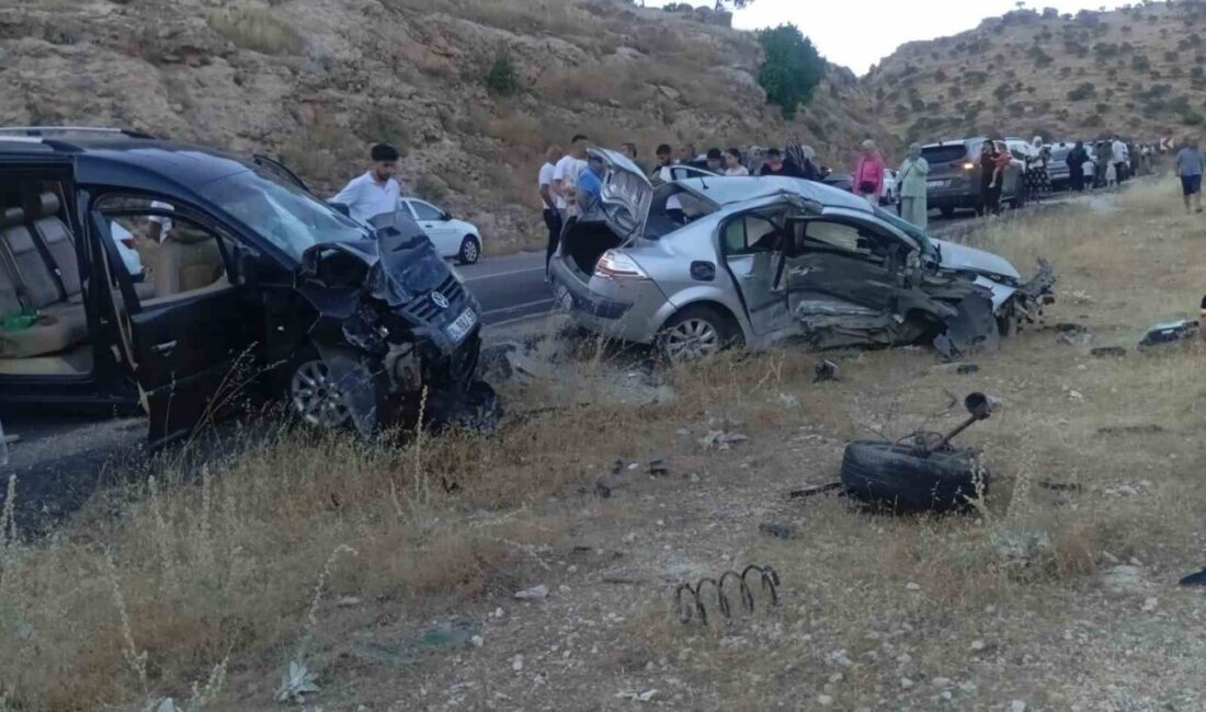 Mardin’in Midyat ilçesinde, bir otomobil ile hafif ticari aracın çarpışması