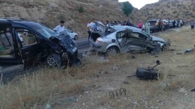 Mardin’in Midyat ilçesinde, bir otomobil ile hafif ticari aracın çarpışması