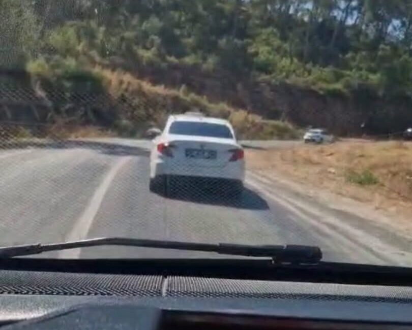 Muğla’nın Marmaris ilçesinde seyir halindeki bir araçtan çıkan yanmamış sigara
