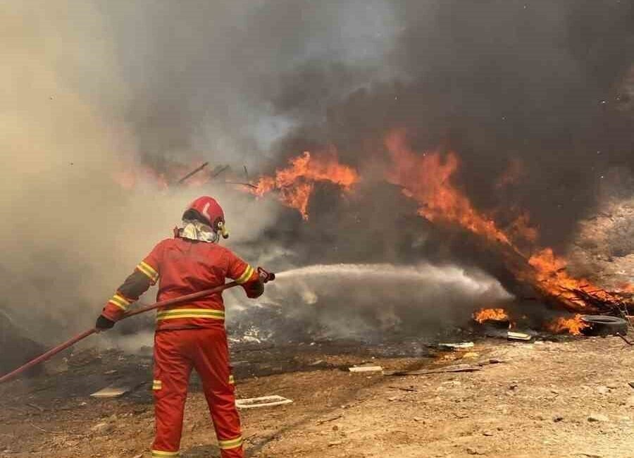 Muğla’nın Menteşe ilçesine bağlı Akkaya Mahallesi’nde meydana gelen araç yangını,