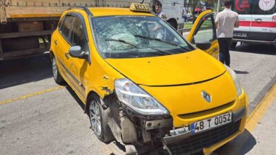 Muğla’nın Menteşe ilçesindeki bir trafik kazasında, kontrolü kaybeden bir taksinin