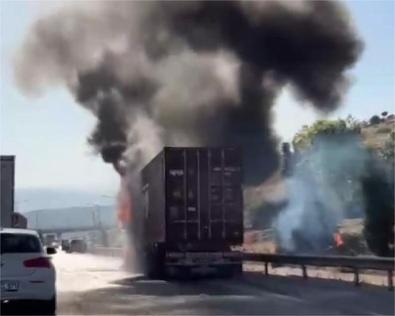 Mersin’in Tarsus ilçesinde seyir halindeki bir tırda çikolata yüklü olan