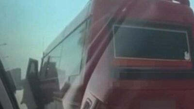 Mersin’de çevreyolunda yolcu indirirken trafik güvenliğini tehlikeye atan minibüs sürücüsünün