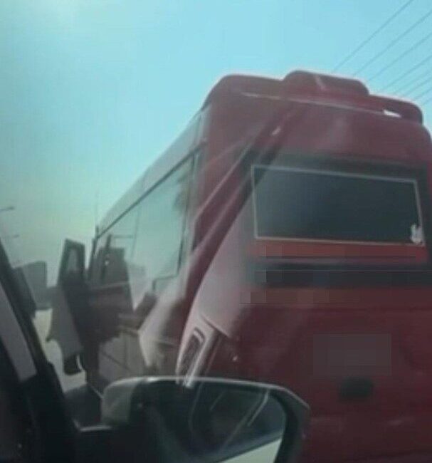 Mersin’de çevreyolunda yolcu indirirken trafik güvenliğini tehlikeye atan minibüs sürücüsünün