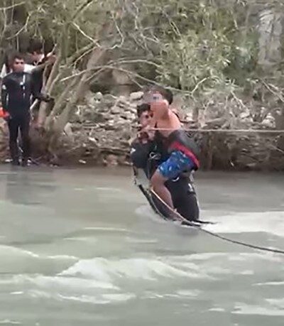 Mersin’in Tarsus ilçesinde, su seviyesi artan bir derede mahsur kalan