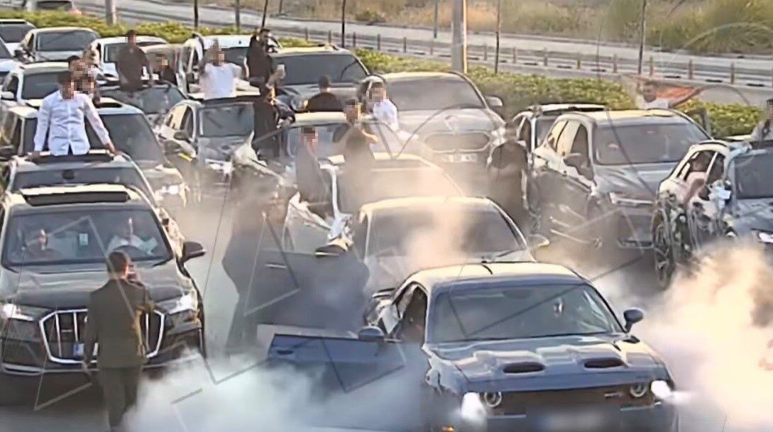 Mersin’de gerçekleşen bir düğün konvoyunda 7 aracın yolu kapatması sonucu