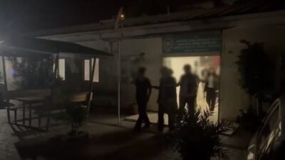 Erdemli ilçesindeki halk plajında turistlere ait para ve çeşitli eşyaların