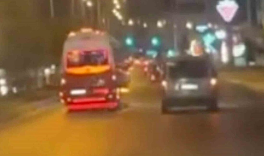 Mersin’de trafiği tehlikeye düşüren bir minibüs şoförü, makas atarak gözü