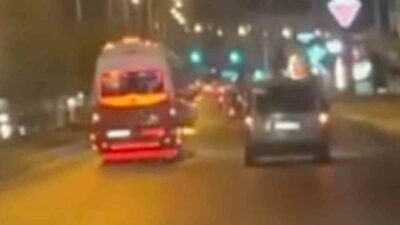 Mersin’de trafiği tehlikeye düşüren bir minibüs şoförü, makas atarak gözü