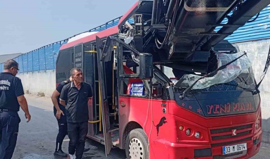 Mersin’de yaşanan bir trafik kazasında yolcu minibüsü ile konteyner yükleme