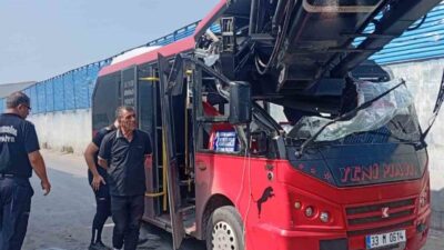 Mersin’de yaşanan bir trafik kazasında yolcu minibüsü ile konteyner yükleme