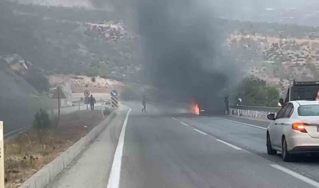 Mersin’in Mut ilçesinde vinç ve minibüste çıkan yangınlar, itfaiye ekiplerinin