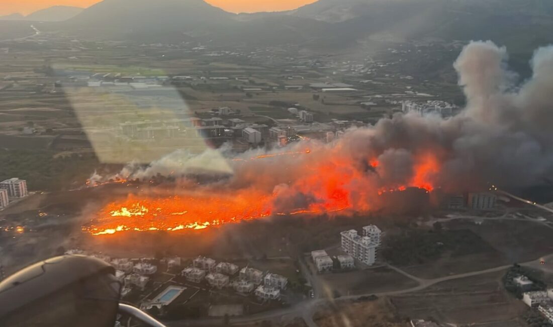Silifke ilçesinde yerleşim alanında çıkan otluk yangını, havadan ve karadan