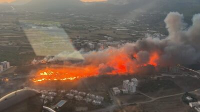 Silifke ilçesinde yerleşim alanında çıkan otluk yangını, havadan ve karadan