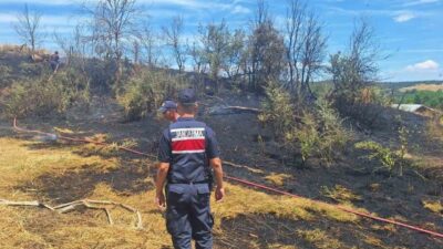 Bilecik’te, Kurtköy köyü mezarlık altında çıkan yangın, itfaiye ekiplerinin müdahalesiyle