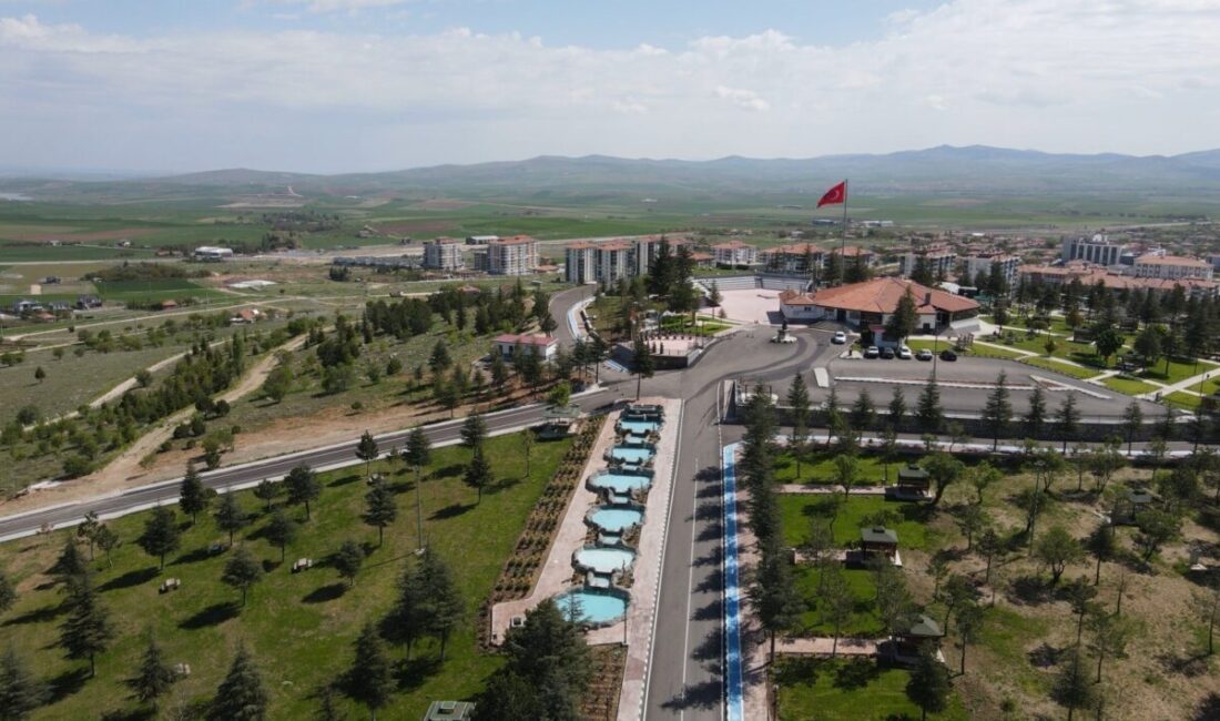 Kırşehir’in Kaman ilçesinde bulunan Dadaloğlu Millet Bahçesi, tamamlanan inşaatının ardından