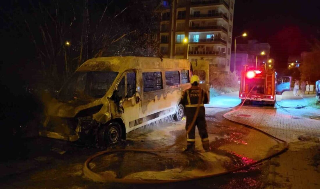 Nazilli ilçesinde bir minibüs, Yeşil Mahalle’de park halindeyken çıkan yangın
