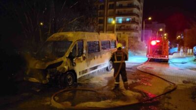 Nazilli ilçesinde bir minibüs, Yeşil Mahalle’de park halindeyken çıkan yangın
