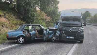 Bursa’nın İnegöl ilçesinde Tahtaköprü Mahallesi’nde meydana gelen trafik kazasında minibüs