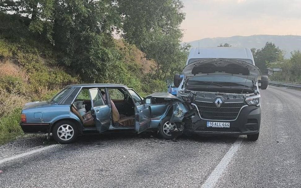Bursa’nın İnegöl ilçesinde Tahtaköprü Mahallesi’nde meydana gelen trafik kazasında minibüs