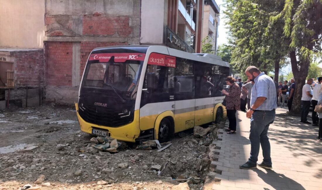 Bursa’nın İnegöl ilçesinde özel halk minibüsünün kontrolünü kaybederek kaldırıma çıkması
