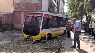 Bursa’nın İnegöl ilçesinde özel halk minibüsünün kontrolünü kaybederek kaldırıma çıkması