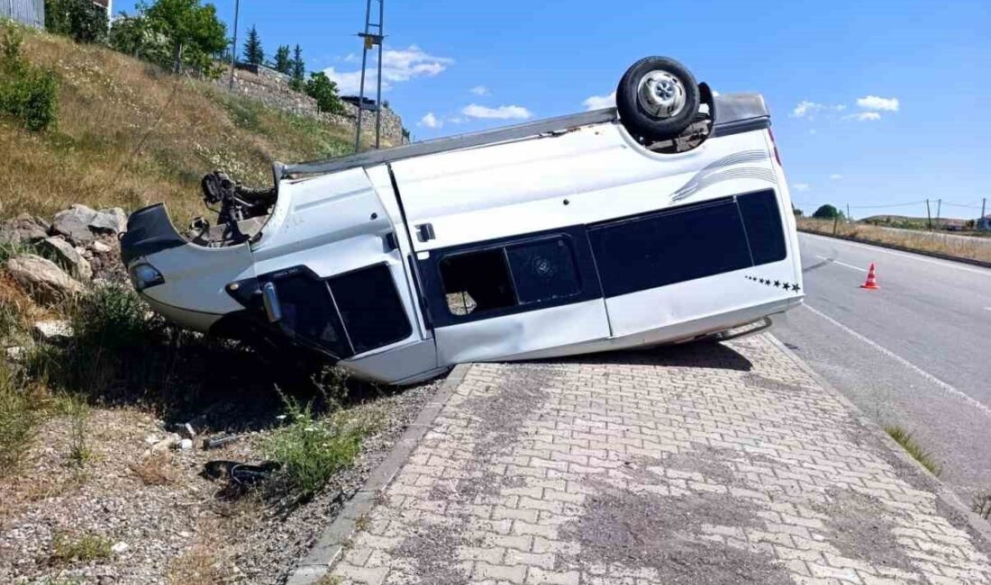 Bingöl’ün Karlıova ilçesinde bir minibüs, Sudurağı köyü yakınlarında kontrolden çıkarak