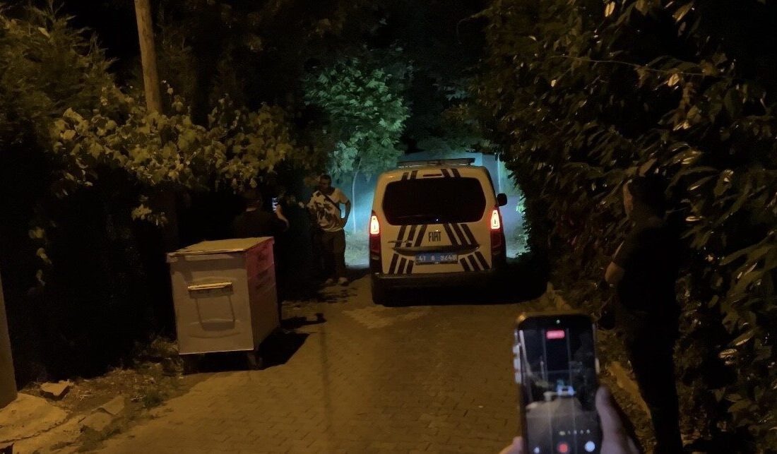 Eski manken Deniz Akkaya, Kocaeli’nin Kartepe ilçesinde bulunan bir villada