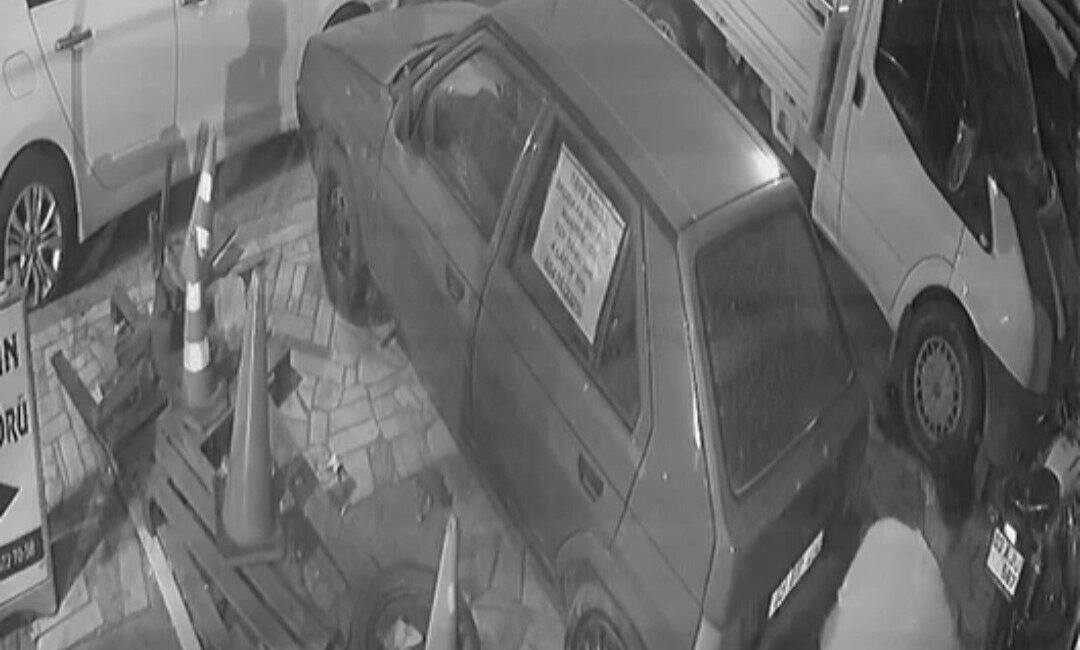 Afyonkarahisar’da, Dumlupınar Mahallesi’ndeki bir sürücü kursu önünde park edilmiş olan