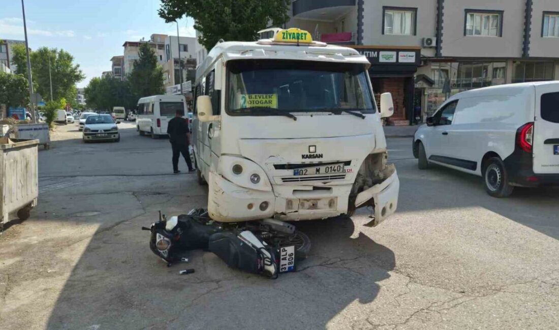 Adıyaman’da meydana gelen trafik kazasında şehir içi minibüsü ile motosiklet