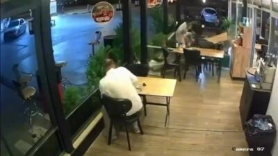 Kocaeli’de bir motosiklet sürücüsü kontrolü kaybederek bir lokantanın camına çarptı,
