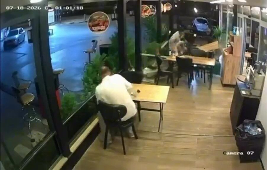 Kocaeli’de bir motosiklet sürücüsü kontrolü kaybederek bir lokantanın camına çarptı,