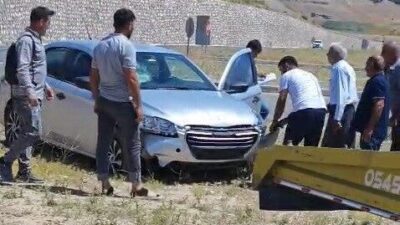 Kahta ilçesinde bir otomobil, motosiklete çarpmamak için ani bir manevra
