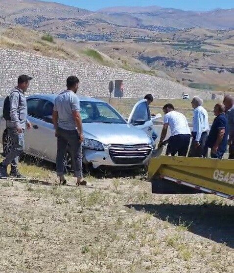 Kahta ilçesinde bir otomobil, motosiklete çarpmamak için ani bir manevra
