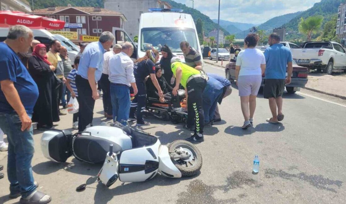 Kastamonu’nun İnebolu ilçesinde bir kadın, yolun karşısına geçmeye çalışırken motosiklet