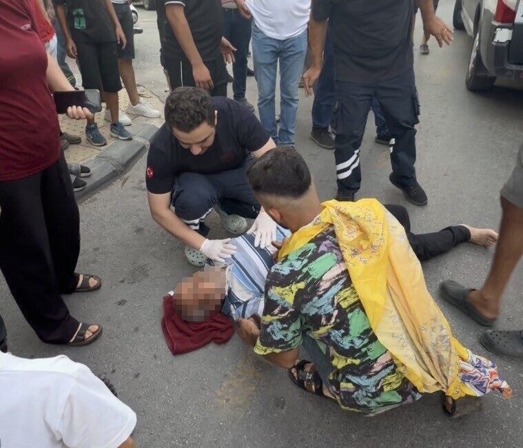 Mersin’de, 71 yaşındaki bir yayayı yolun karşısında geçmeye çalışırken motosikletin