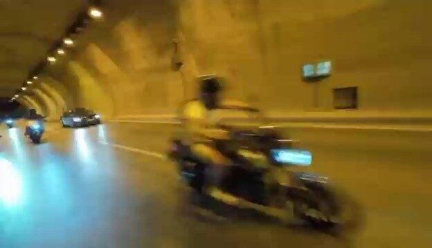 Antalya-Kemer yolunda meydana gelen bir trafik kazasında, motosiklet sürücüsü Baki