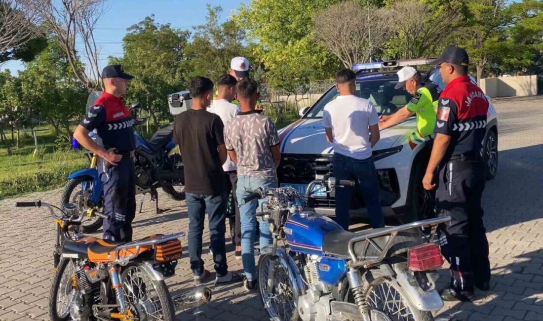 Aksaray’da, canlarını tehlikeye atarak ve trafikte diğer sürücüleri riske sokarak