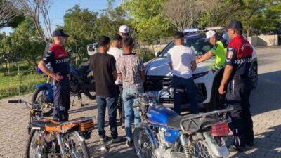 Aksaray’da, canlarını tehlikeye atarak ve trafikte diğer sürücüleri riske sokarak