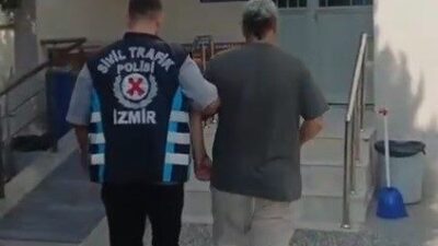 İzmir’in Karabağlar ilçesinde, motosikletli bir kurye, yoldaki çukuru atlamak için