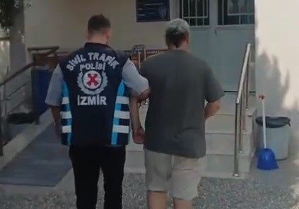 İzmir’in Karabağlar ilçesinde, motosikletli bir kurye, yoldaki çukuru atlamak için