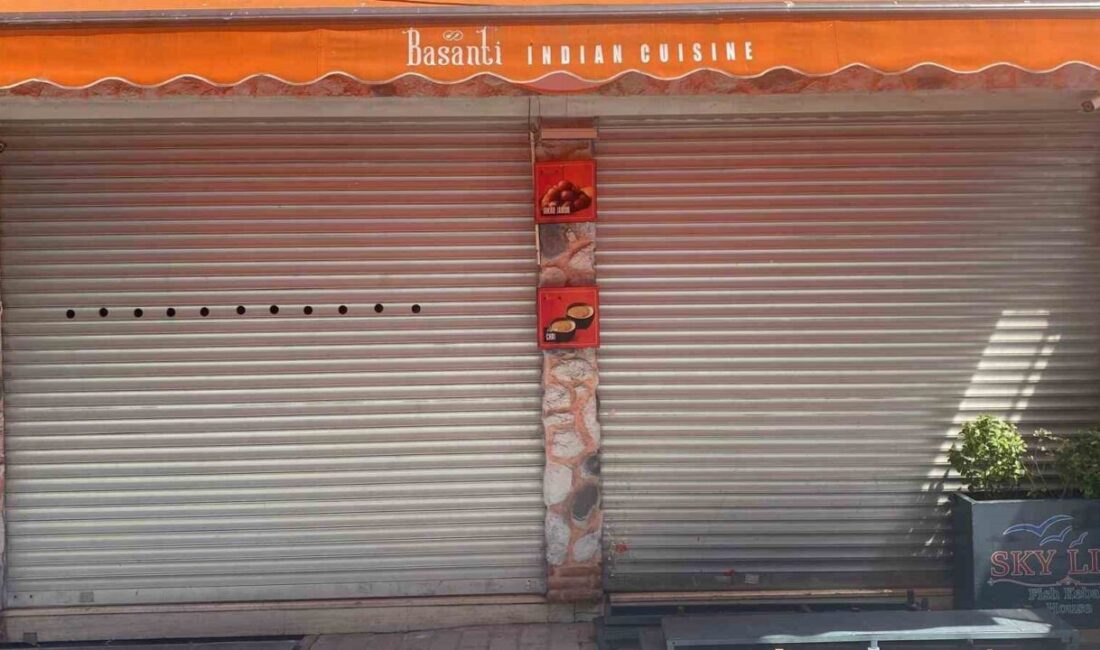 Fatih ilçesinde bir dükkandan yayılan kötü kokular nedeniyle ekipler harekete