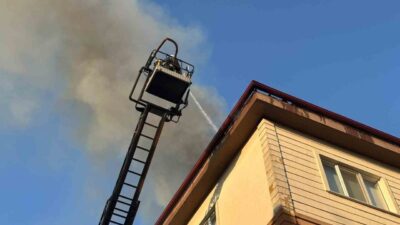 Tekirdağ’ın Muratlı ilçesinde bir binanın çatı katında gerçekleşen yangın, vatandaşlarda