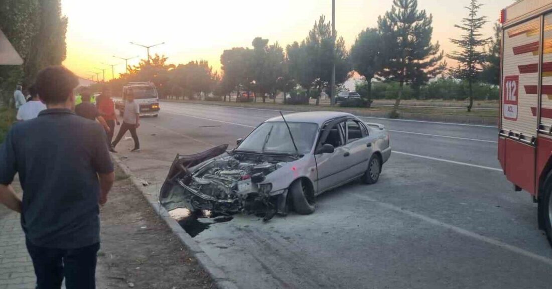 Muş-Bitlis karayolunda meydana gelen trafik kazasında 3 kişi yaralandı. Kaza,